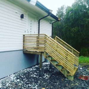 Trappe og entre byggd på plass, sommer 2019 Ulsteinvik